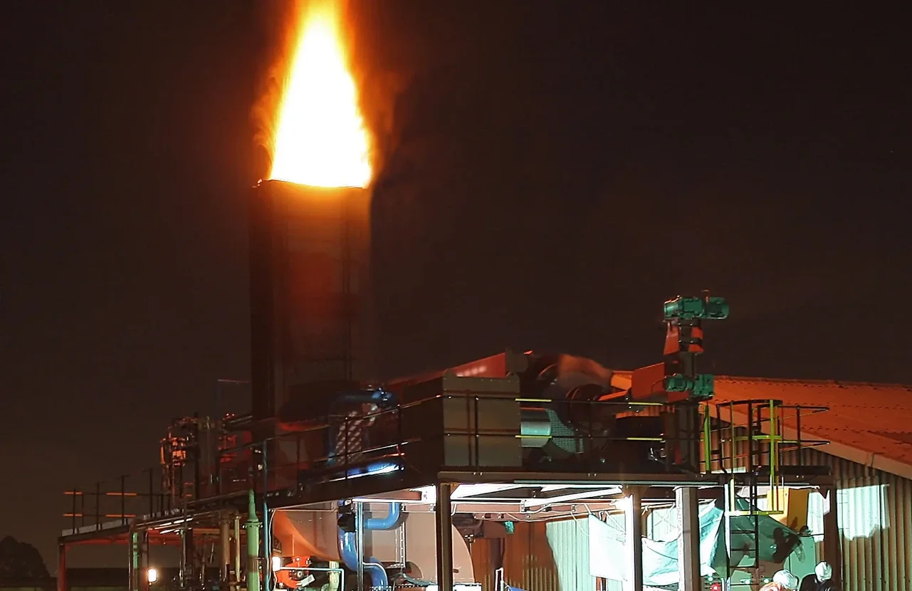 PTE flash pyrolysis plant operating at night