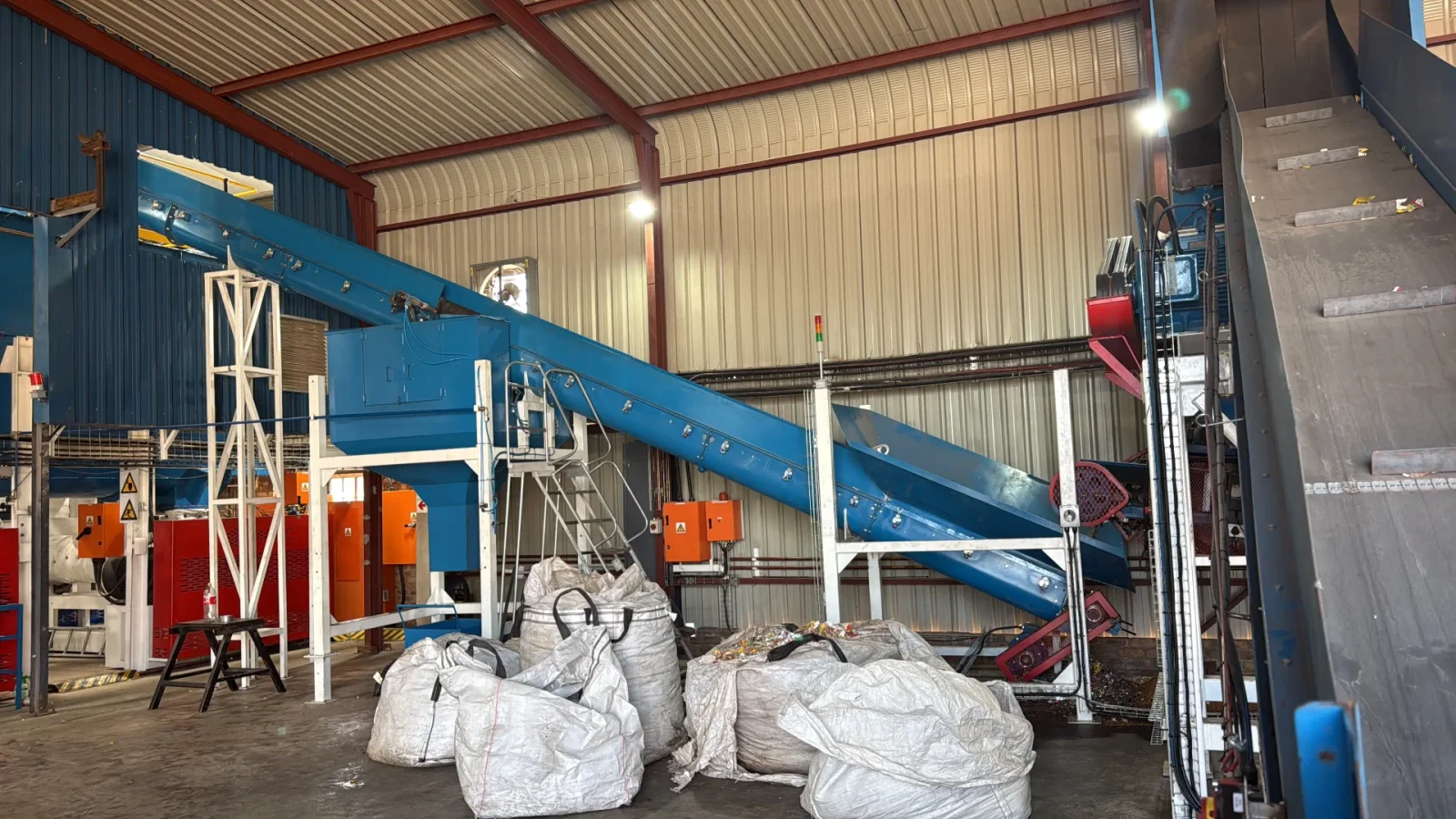 Plastic feedstock conveyor and sorting line